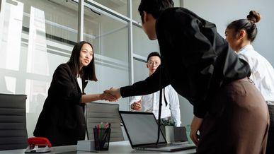 Franchise et succursales : pourquoi les enseignes adoptent-elles des modèles hybrides ?